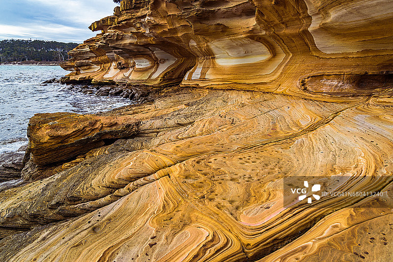 塔斯马尼亚玛丽亚岛的彩色悬崖图片素材