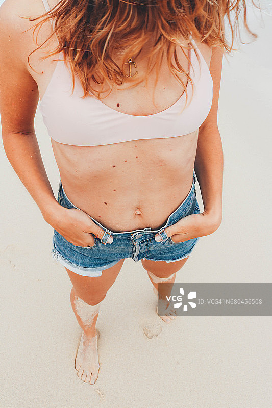 在海滩上享受时光的女人图片素材