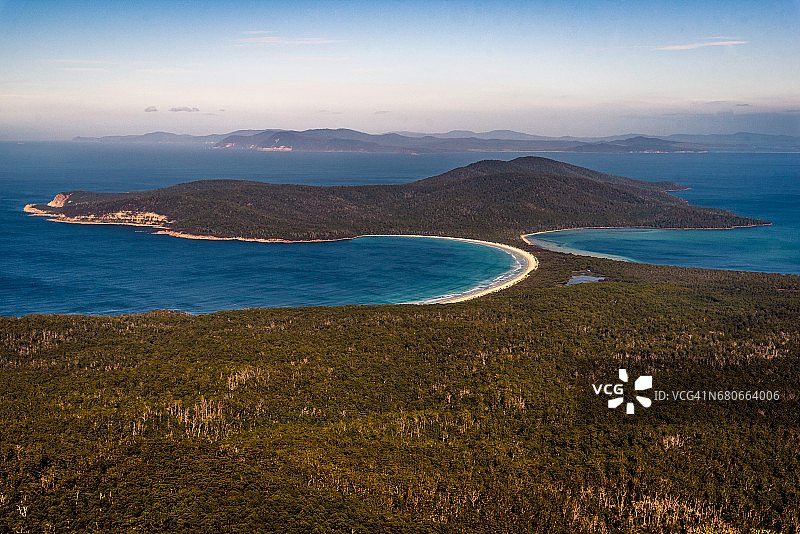 从玛丽亚山顶眺望塔斯马尼亚玛丽亚岛地峡图片素材
