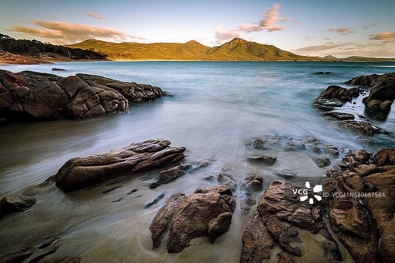 从哈泽德海滩眺望弗雷西内山，塔斯马尼亚图片素材