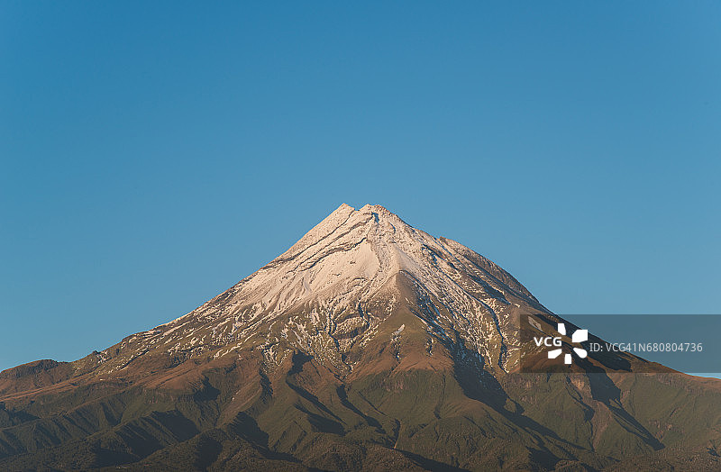 新西兰塔拉纳基山冬季初雪图片素材