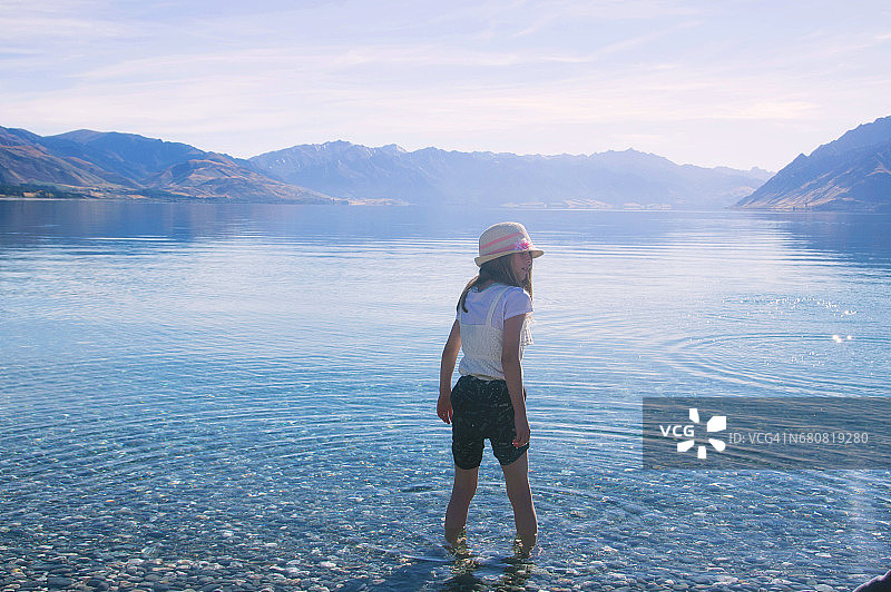 在哈威亚湖游玩的女孩图片素材