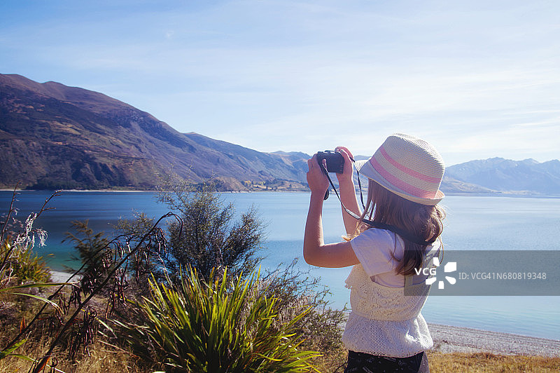 女孩在哈威亚湖拍照图片素材