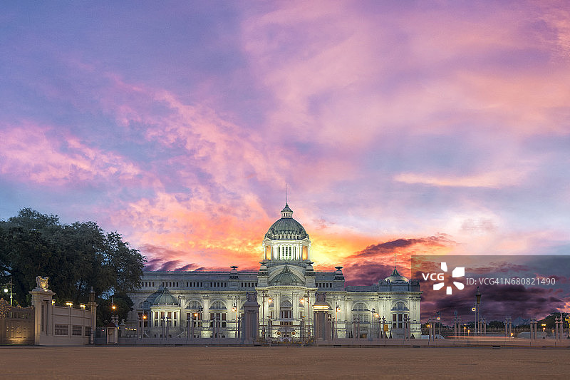曼谷阿南达·沙玛空皇家御会馆与壮丽的天空图片素材