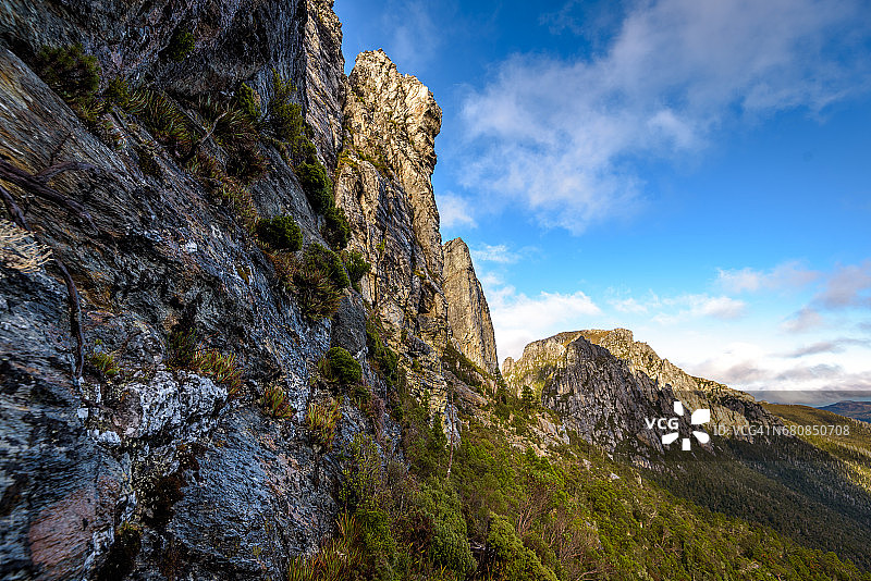 富兰克林-戈登野生河流国家公园的沙兰兹峰和菲尔普斯峰，塔斯马尼亚图片素材