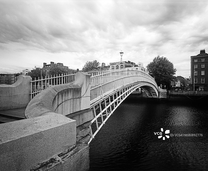 利菲河上的半便士桥图片素材