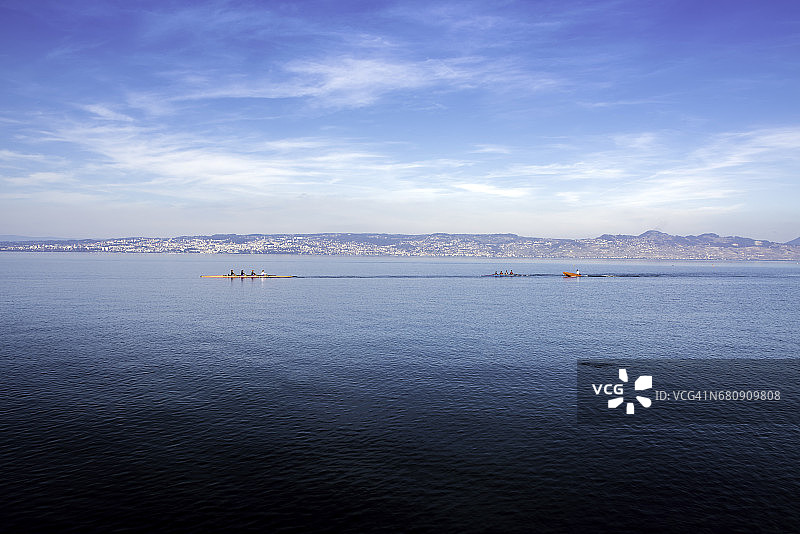 在日内瓦湖-依云-法国的身份不明赛艇运动员图片素材