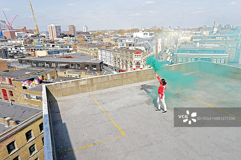在伦敦屋顶俯瞰城市的青少年图片素材