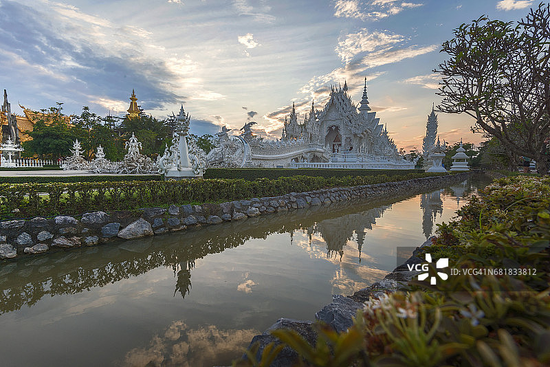 日落下的白庙图片素材