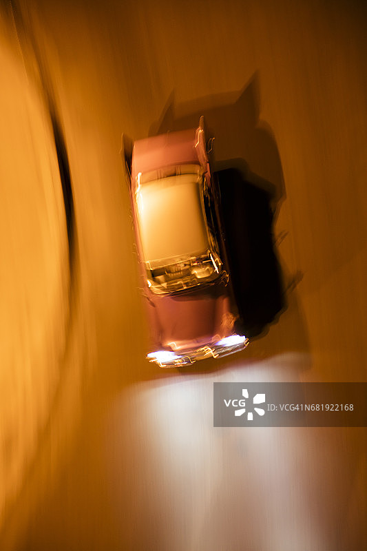 在哈瓦那夜晚飞驰的复古美国汽车图片素材