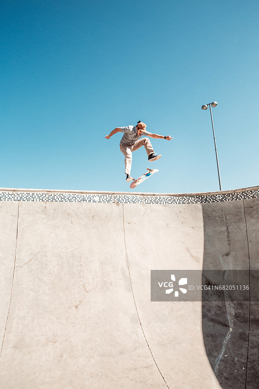 空中的滑板者图片素材