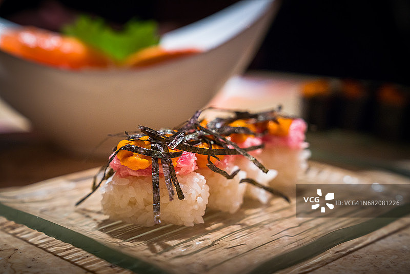 新鲜牛肉海胆寿司图片素材