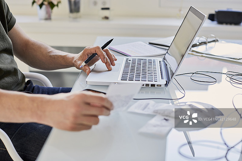 在巴塞罗那家中的时尚中年男人图片素材