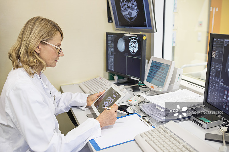 中年女医生分析X光报告图片素材