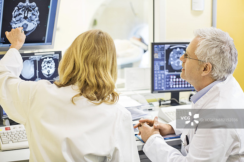 年长的医生在医院分析X光片图片素材