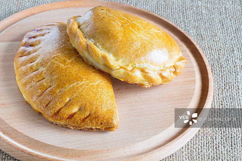 砧板上的两个烤包子图片素材