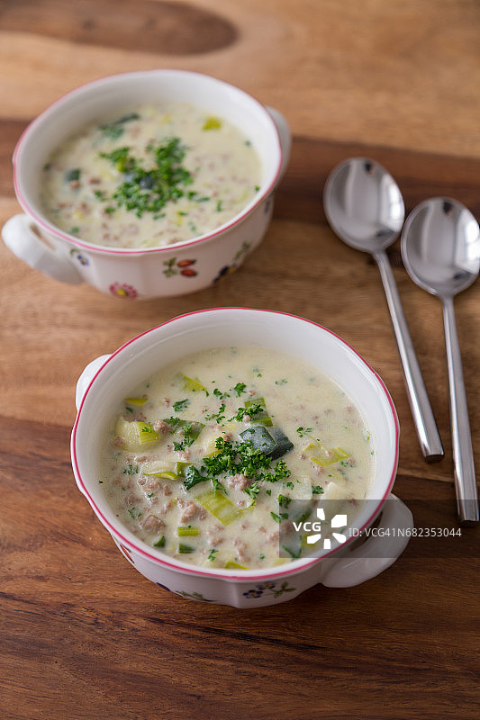 两碗配有勺子的自制汤图片素材