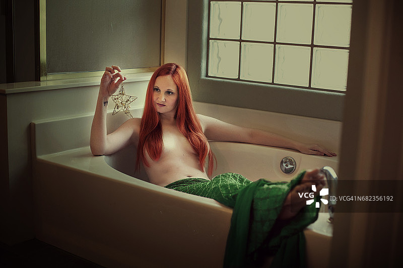 打扮成美人鱼在浴缸里的女人图片素材