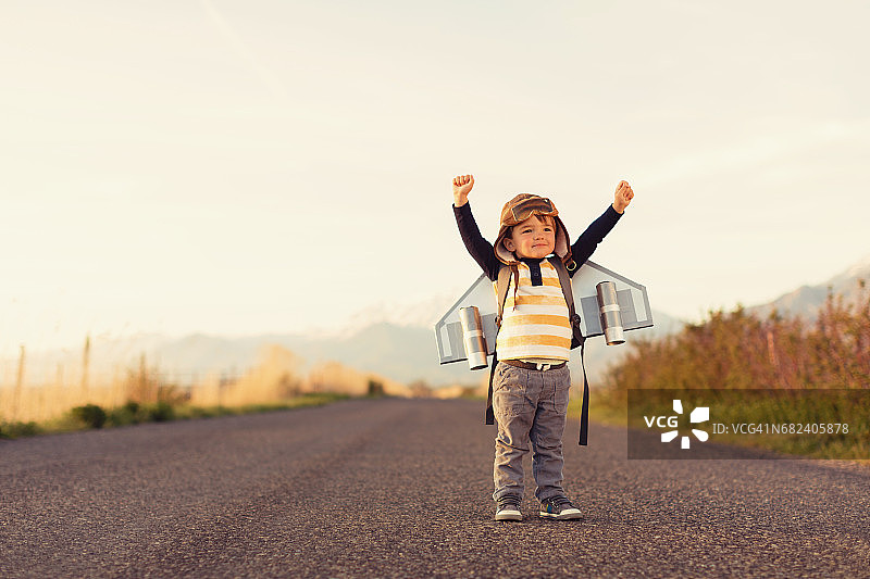 小男孩穿着喷气背包举起双臂图片素材