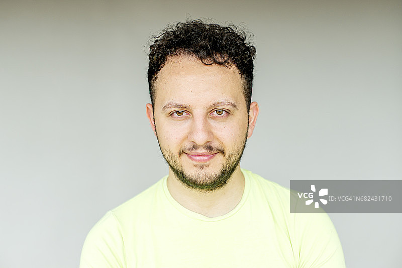 一位年轻男子的肖像图片素材