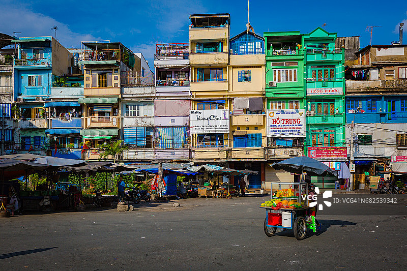在安东市场，推销员在色彩缤纷的街道上推销汽车图片素材