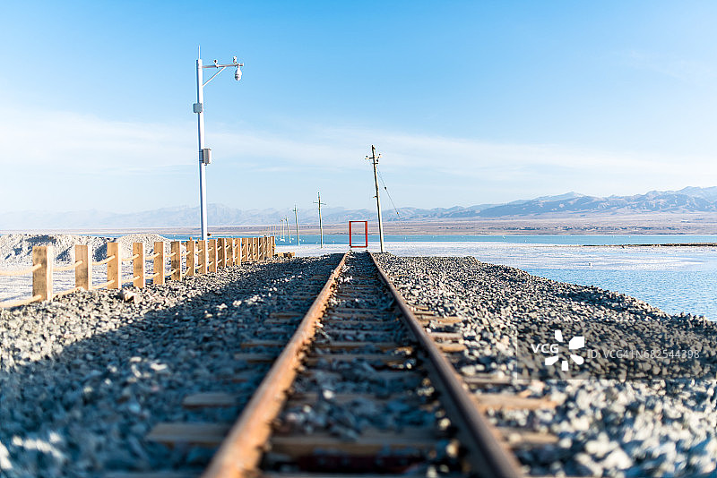 中国青海省茶卡盐湖的货运列车轨道图片素材