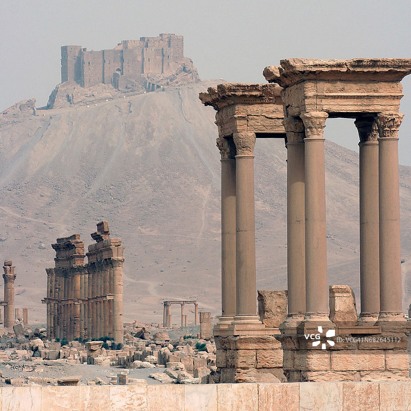 叙利亚巴尔米拉古城的柱廊大街、城堡和四面门图片素材