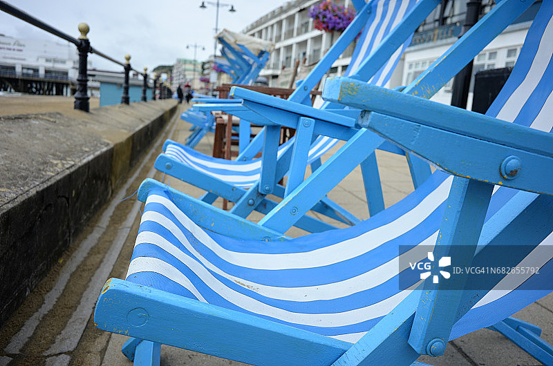 蓝色条纹沙滩椅特写图片素材
