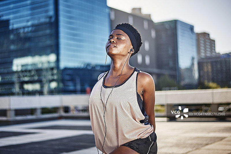 年轻女跑步者放松身心图片素材