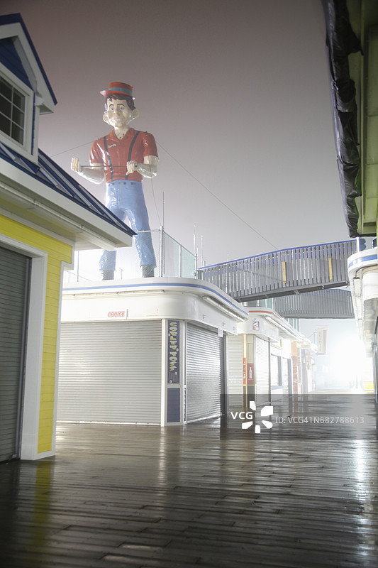 海边高地的夜间木栈道图片素材