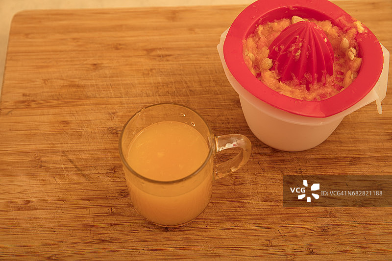 果汁和柠檬榨汁器图片素材