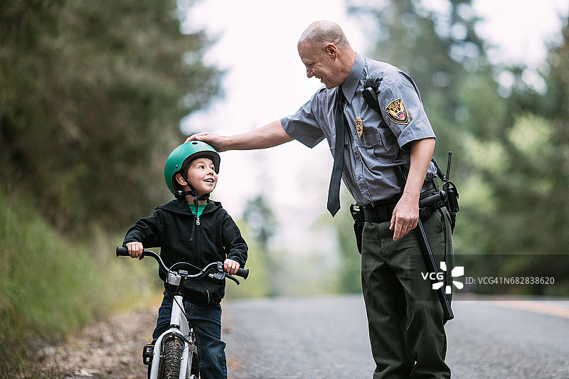警察与骑自行车的儿童交谈图片素材