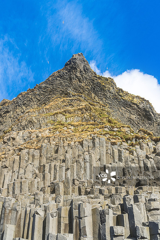 冰岛黑沙滩悬崖上的火山玄武岩石柱图片素材