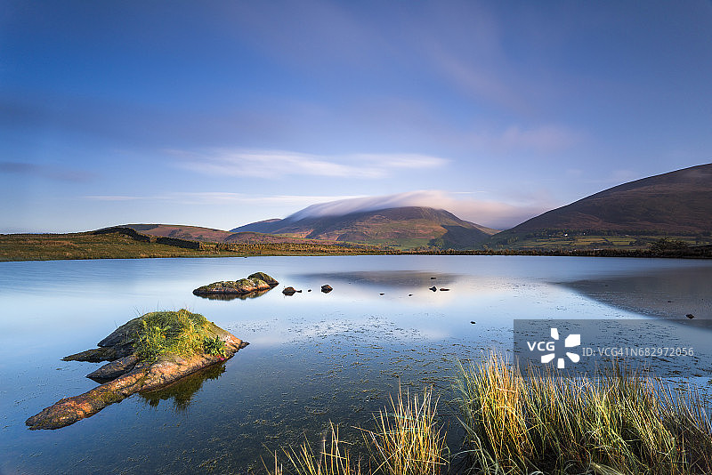 日出时分从特威特潭看到的斯基多峰，英国湖区国家公园图片素材