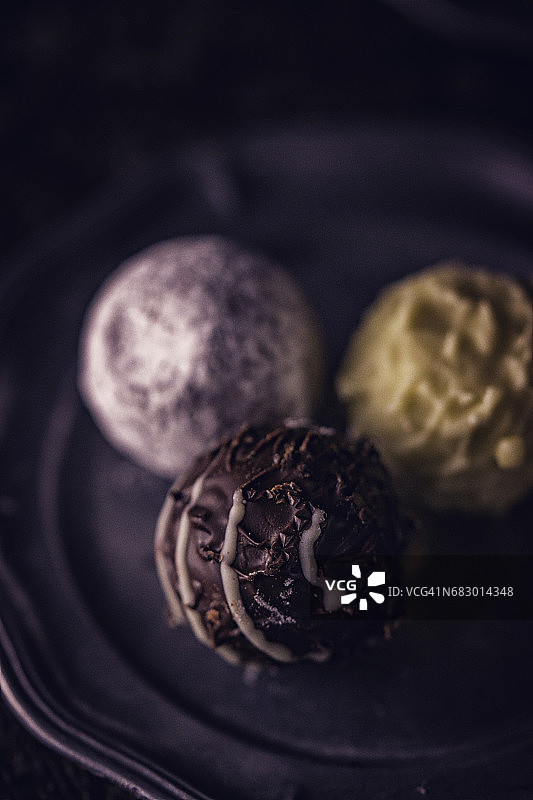 精选巧克力果仁糖图片素材