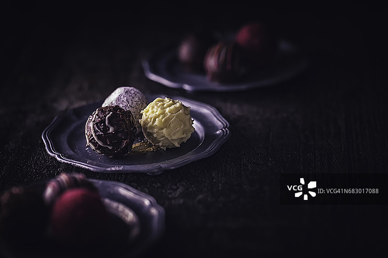 精选巧克力果仁糖图片素材