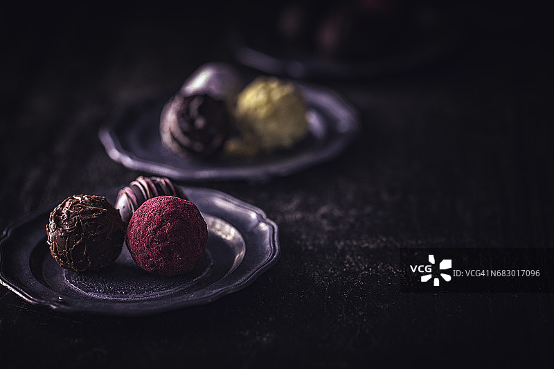 精选巧克力果仁糖图片素材