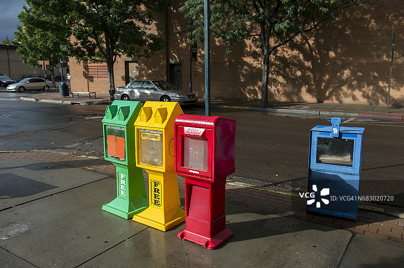 美国亚利桑那州弗拉格斯塔夫市街头的彩色报刊亭图片素材