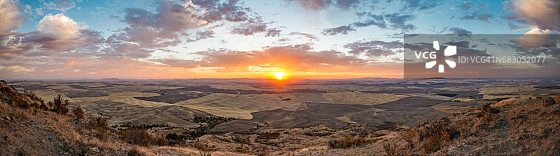 黎明时分的丘陵图片素材
