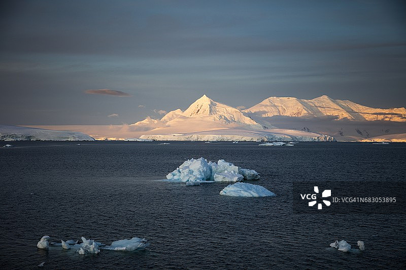 日落时分的冰山和雪山图片素材