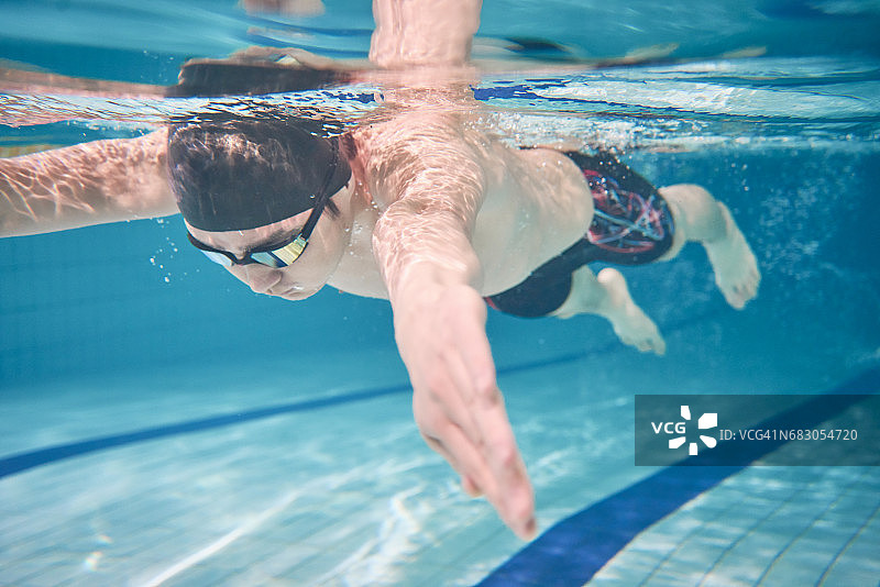 男游泳运动员在泳池水下游泳图片素材