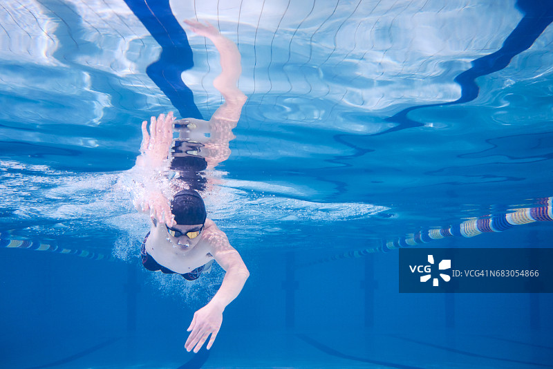 男游泳运动员在泳池水下游泳图片素材