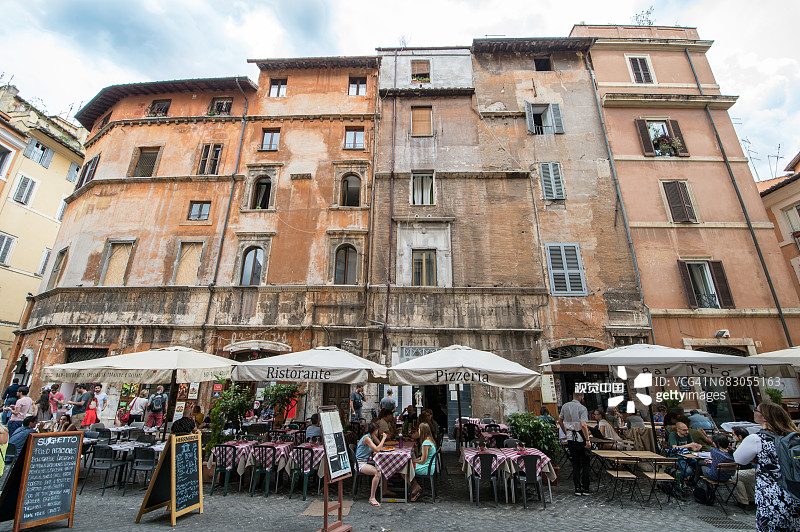 人们在户外用餐图片素材