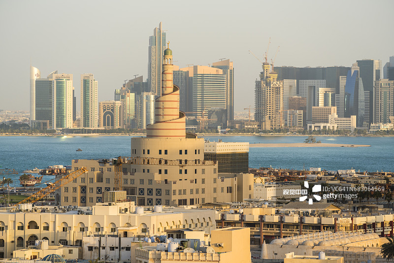 多哈天际线与卡塔尔伊斯兰文化中心图片素材