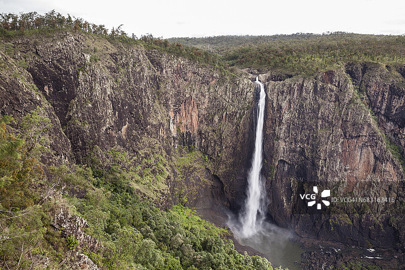 澳大利亚昆士兰州格林根国家公园的沃拉曼瀑布风光图片素材