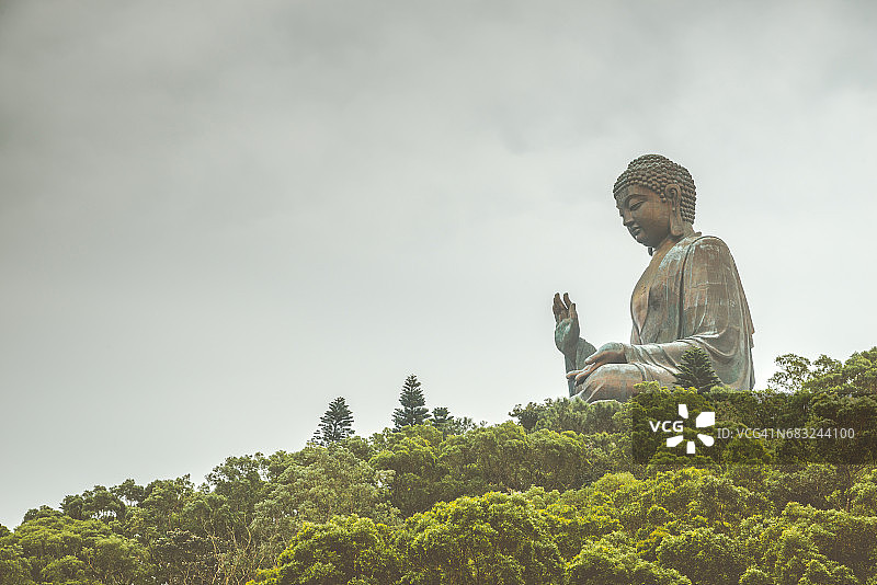 香港大屿山昂坪天坛大佛巨像侧面图片素材