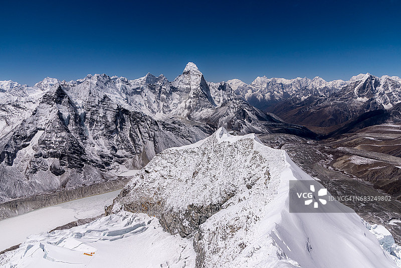 从尼泊尔岛峰顶峰看到的喜马拉雅山脉图片素材