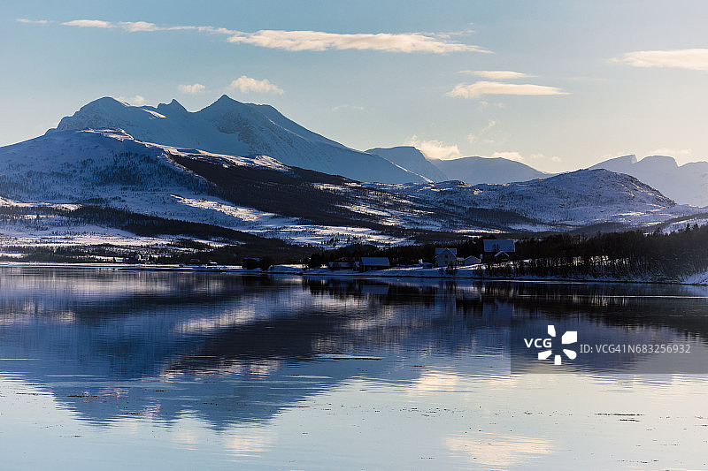 挪威特罗姆斯郡埃尔峡湾的风景图片素材