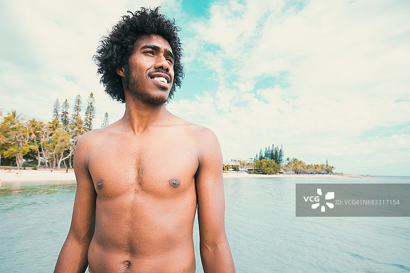 快乐微笑的太平洋岛民努美阿海滩新喀里多尼亚图片素材