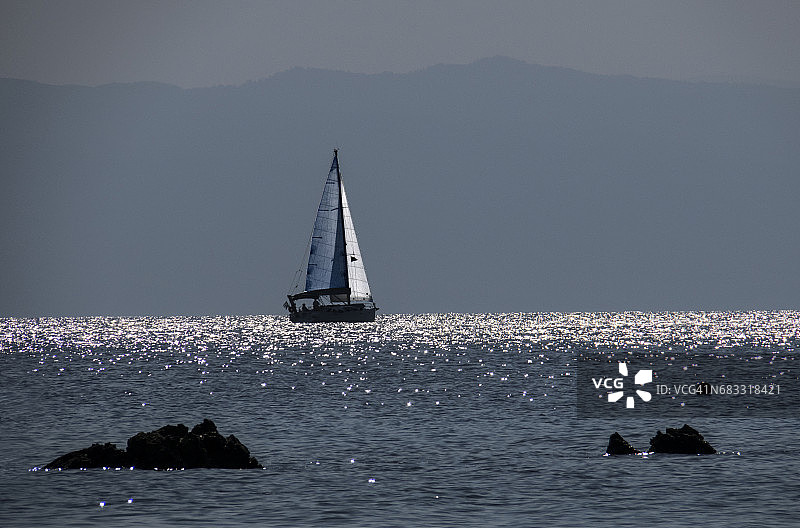 斯基亚索斯岛和斯科派洛斯岛之间的航行图片素材